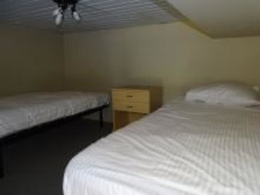 Studio Furnished studio - 2x single beds with own kitchen and bathroom (min. 12 months) Immagine 1