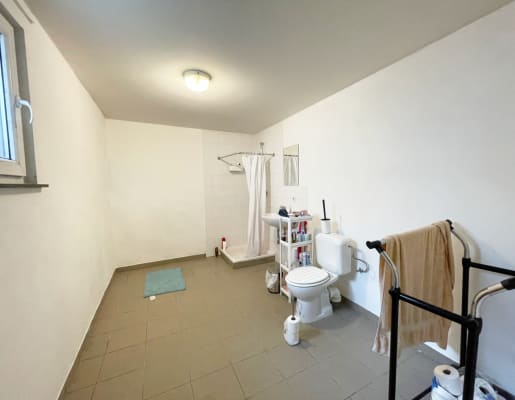Kamer Ruim 3 slaapkamer appartement met gedeelde living en keuken foto 1
