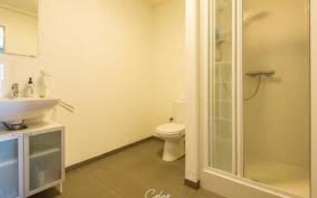 Oda Room with private shower/bath and private toilet resim 5