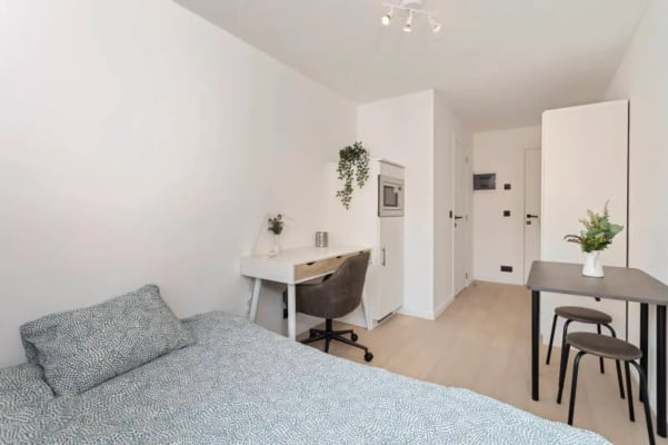 Oda Moderne kamer met eigenbadkamer in gerenoveerd gebouw resim 10