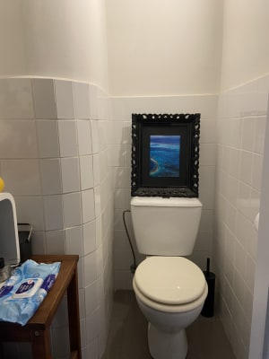 Room Nieuwe witte bemeubelde kamer met terras,gemeenschappelijk toilet ,badkamer, keukencentrum image 1
