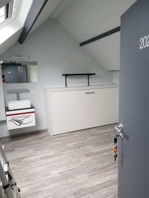 Sala Perfect onderhouden kamer(kot 202) in kleinschalig rustig studentenhuis (4 koten) met TopKot label. imagem 3