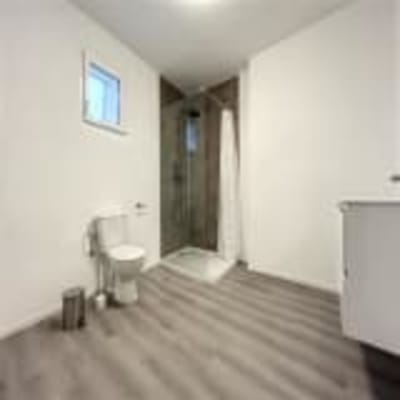 Sala Charleroi : Chambre meublée (17 m²) dans appartement en colocation imagem 7