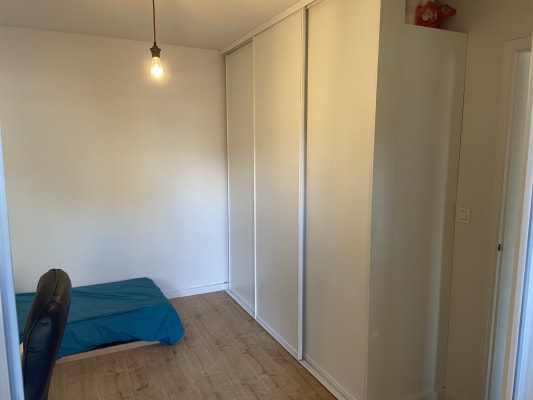 Oda Nieuwe witte bemeubelde kamer met terras,gemeenschappelijk toilet ,badkamer, keukencentrum resim 4