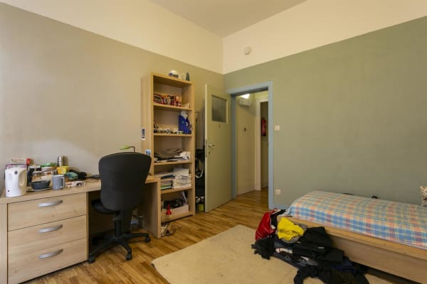 Sala Ruim kot met veel licht te huur, meer dan 16m²  Kapucijnenvoer 157 gem. gerenoveerde ingerichte keuken, toilet en douche imagem 1