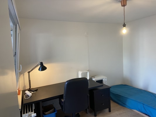 Zimmer Nieuwe witte bemeubelde kamer met terras,gemeenschappelijk toilet ,badkamer, keukencentrum Bild 5