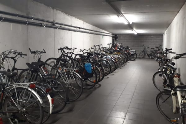 Stüdyo Rustig gelegen bemeubelde kamer met eigen douche, lavabo en frigo. Grote gemeenschappelijke keuken/living + fietsberging resim 10