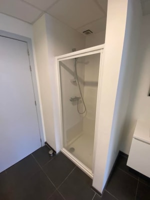 Studio Rustig gelegen bemeubelde kamer met eigen douche, lavabo en frigo. Grote gemeenschappelijke keuken/living + fietsberging image 3