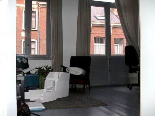 Sala Kamer in charmant herenhuis met grote zonnige tuin / Big room with high ceiling and a balkony in beautiful old renov imagem 1