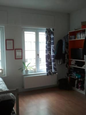 Sala Moderne bemeubelde studentenkamer imagem 5