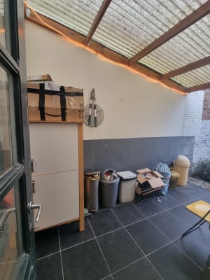 Sala Kamer in charmant herenhuis met grote zonnige tuin / Big room with high ceiling and a balkony in beautiful old renov imagem 3