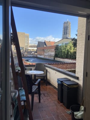 Camera Nieuwe witte bemeubelde kamer met terras,gemeenschappelijk toilet ,badkamer, keukencentrum Immagine 3