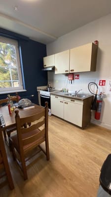 Apartamento Gezellig gebouw met zes koten, gemeenschappelijke keuken en een binnenkoer imagem 6