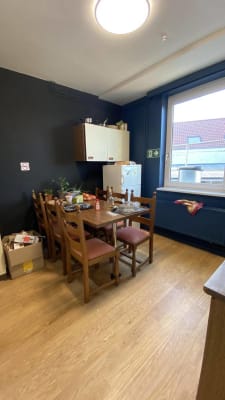 Apartamento Gezellig gebouw met zes koten, gemeenschappelijke keuken en een binnenkoer imagem 3