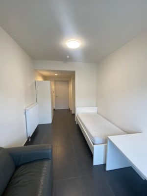 Stüdyo Rustig gelegen bemeubelde kamer met eigen douche, lavabo en frigo. Grote gemeenschappelijke keuken/living + fietsberging resim 2