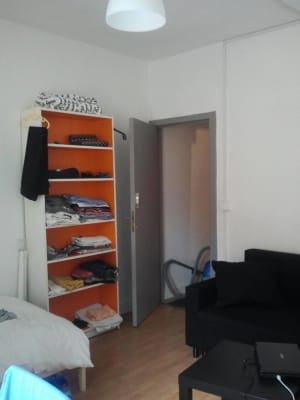 Sala Moderne bemeubelde studentenkamer imagem 1