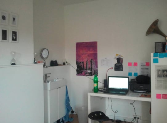 Sala Moderne bemeubelde studentenkamer imagem 2