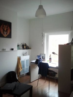 Sala Moderne bemeubelde studentenkamer imagem 3
