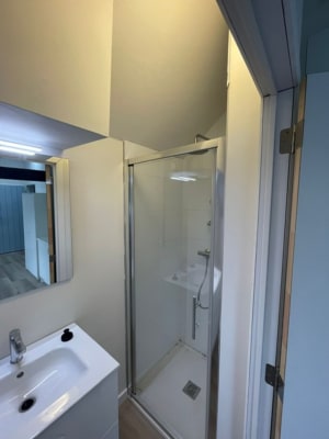 Kamer practige kamer met eigen badkamer  2de verdiep foto 3
