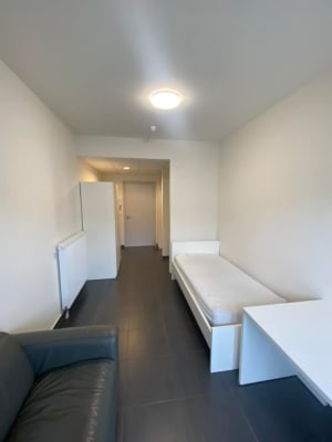 Stüdyo Rustig gelegen bemeubelde kamer met eigen douche, lavabo en frigo. Grote gemeenschappelijke keuken/living + fietsberging resim 3