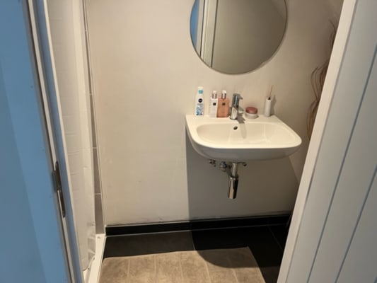 Studio rustige omgeving, dicht bij het station en de scholen foto 5