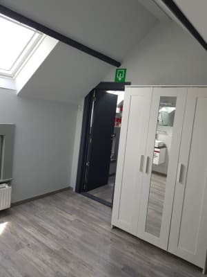 Sala Perfect onderhouden kamer(kot 202) in kleinschalig rustig studentenhuis (4 koten) met TopKot label. imagem 12