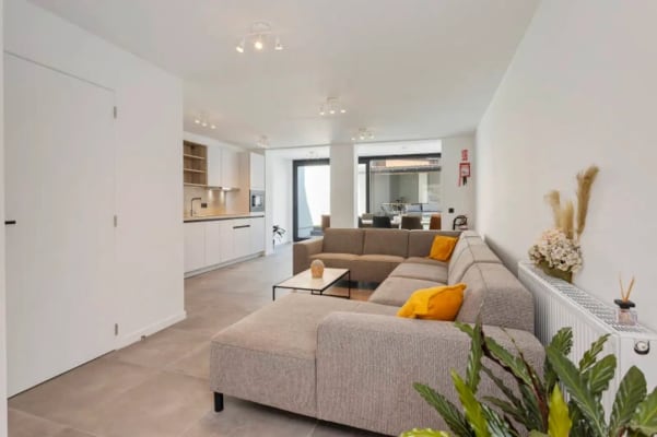 Oda Moderne kamer met eigenbadkamer in gerenoveerd gebouw resim 5