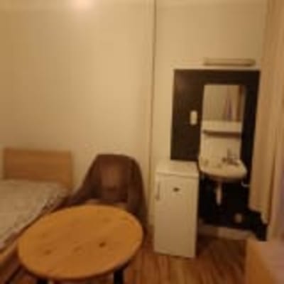 Sala Ruim kot met veel licht te huur, meer dan 16m²  Kapucijnenvoer 157 gem. gerenoveerde ingerichte keuken, toilet en douche imagem 4