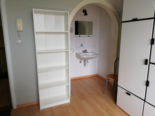 Kamer kamer met gemeenschappelijke douche, toilet en keuken foto 4