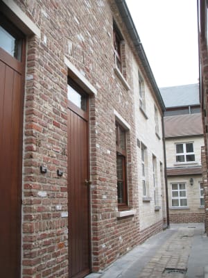 Studio Leuven huisje in steeg te huur 1 slaapkamer image 1