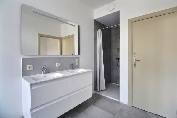 Sala Superbe chambre avec sdb privée dans colocation 3H+3F, Pl Cardinal Mercier imagem 8