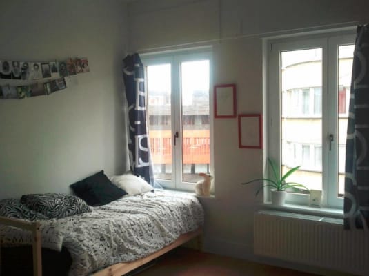 Sala Moderne bemeubelde studentenkamer imagem 4