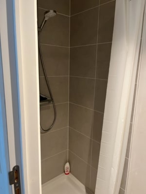 Studio rustige omgeving, dicht bij het station en de scholen foto 6