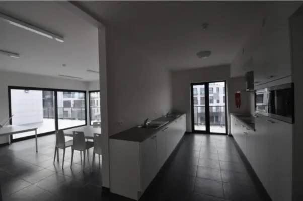 Stüdyo Rustig gelegen bemeubelde kamer met eigen douche, lavabo en frigo. Grote gemeenschappelijke keuken/living + fietsberging resim 11