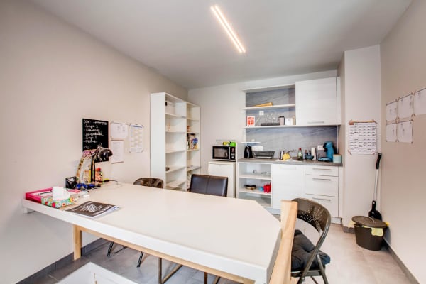 Studio Duplex studio met woonlokaal op gelijkvloers en in een kelderverdieping. image 2