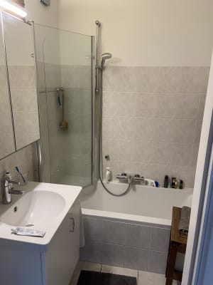 Room Nieuwe witte bemeubelde kamer met terras,gemeenschappelijk toilet ,badkamer, keukencentrum image 2