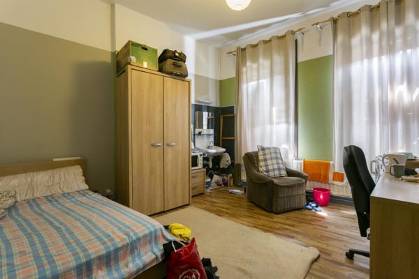 Sala Ruim kot met veel licht te huur, meer dan 16m²  Kapucijnenvoer 157 gem. gerenoveerde ingerichte keuken, toilet en douche imagem 2