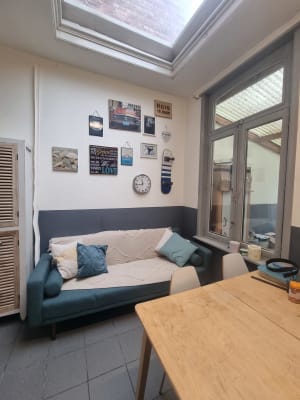 Sala Kamer in charmant herenhuis met grote zonnige tuin / Big room with high ceiling and a balkony in beautiful old renov imagem 2