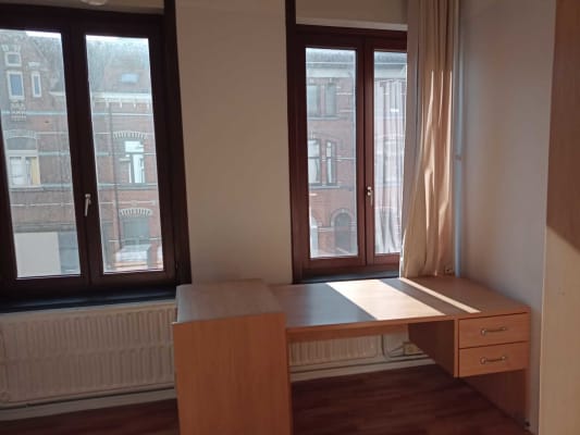 Sala Ruim kot met veel licht te huur, meer dan 16m²  Kapucijnenvoer 157 gem. gerenoveerde ingerichte keuken, toilet en douche imagem 13