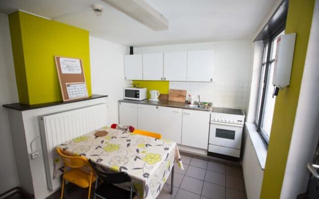 Kamer Room with shared bath/shower and shared toilet foto 3