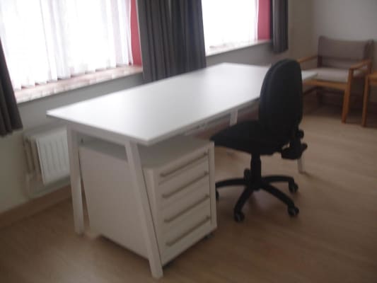 Casa Deze kamer is vrij voor juli en augustus voor een vakantiejob of om te studeren voor een herexamen of het maken van een thesis. imagem 1