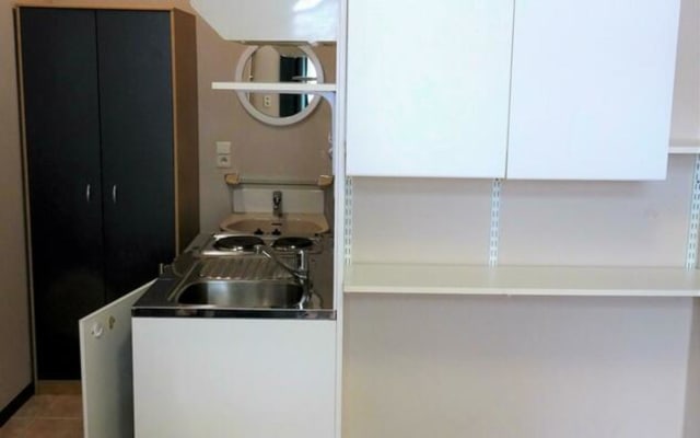 Oda Room with private shower/bath and private kitchen resim 2
