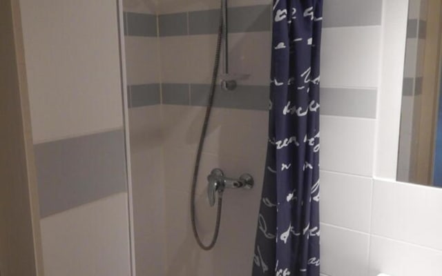 Kamer Room with shared bath/shower and shared toilet foto 2