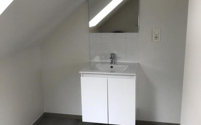 Room Room with shared bath/shower and shared toilet image 5
