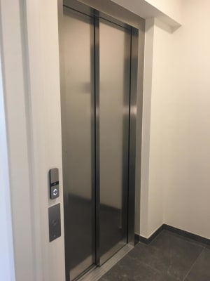 Sala Modern gemeubeld met eigen sanitair en terrasje imagem 1
