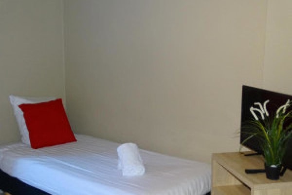 Sala Gemeubileerde studio - eenpersoonsbed met eigen keuken en badkamer (min. 3 maanden) imagem 1