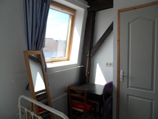Sala JOLIE PETITE CHAMBRE AVEC SALLE DE BAIN ET WC PRIVE DANS LE CENTRE VILLE PROCHE DES UNIVERSITES imagem 4