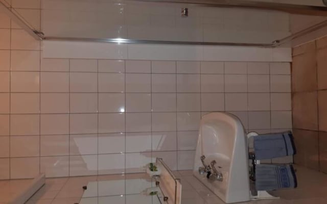 Oda Room with shared bath/shower and shared toilet resim 4