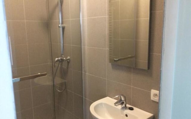 Estúdio Studio with private shower/bath, private toilet and private kitchen imagem 1