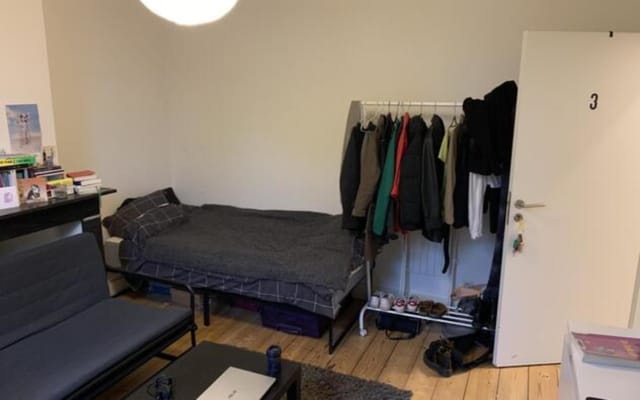 Sala Room with shared bath/shower and shared toilet imagem 1